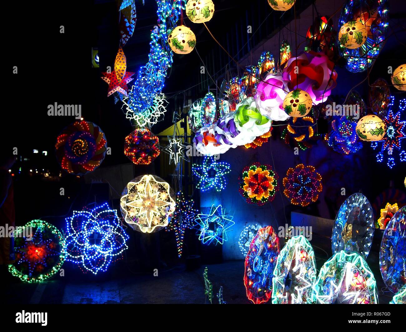 Foto di colorate lanterne di Natale sul display in un negozio Foto Stock