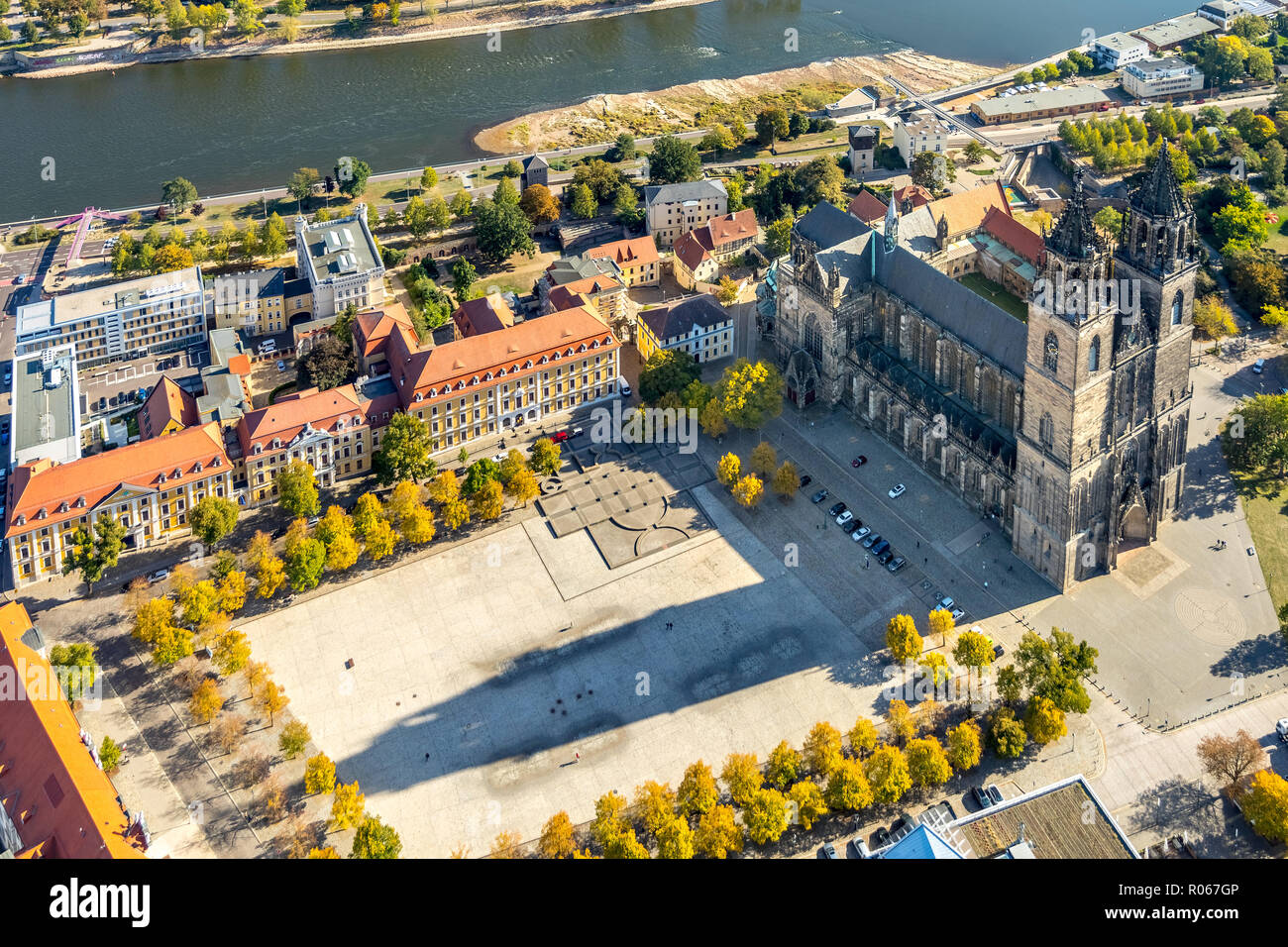Vista aerea, Cattedrale di Magdeburgo, la piazza della cattedrale accanto al ministero di giustizia e di uguaglianza della Sassonia-Anhalt, Magdeburg-Altstadt, Magdeburgo, Sassonia Foto Stock