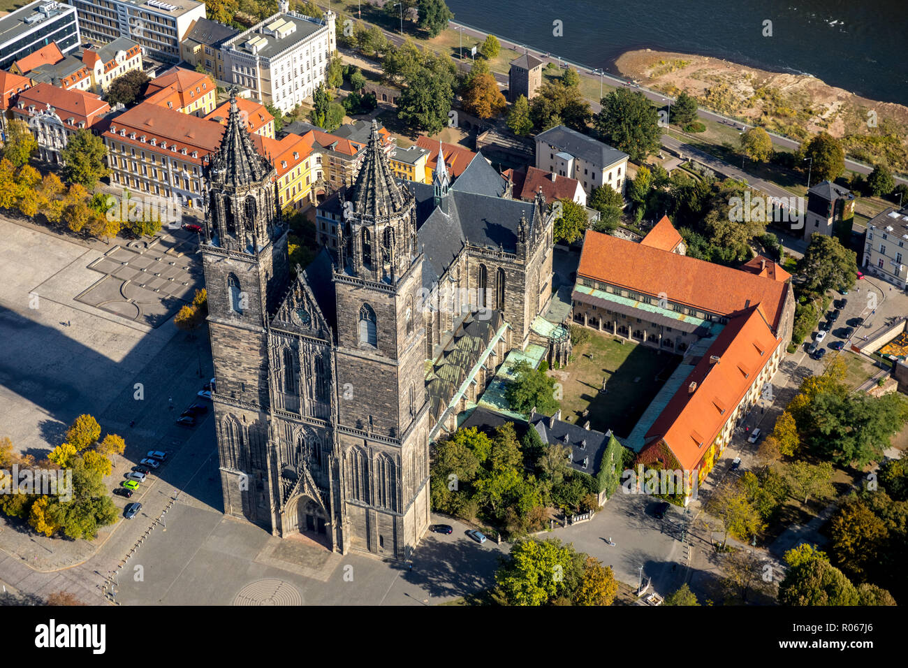 Vista aerea, Cattedrale di Magdeburgo, la piazza della cattedrale accanto al ministero di giustizia e di uguaglianza della Sassonia-Anhalt, Magdeburg-Altstadt, Magdeburgo, Sassonia Foto Stock