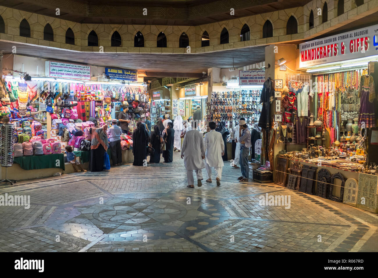 Gli amanti dello shopping al souk Muttrah alla Corniche, Muscat Oman. Questo storico souk è anche noto come Souk Al Dhalam Foto Stock