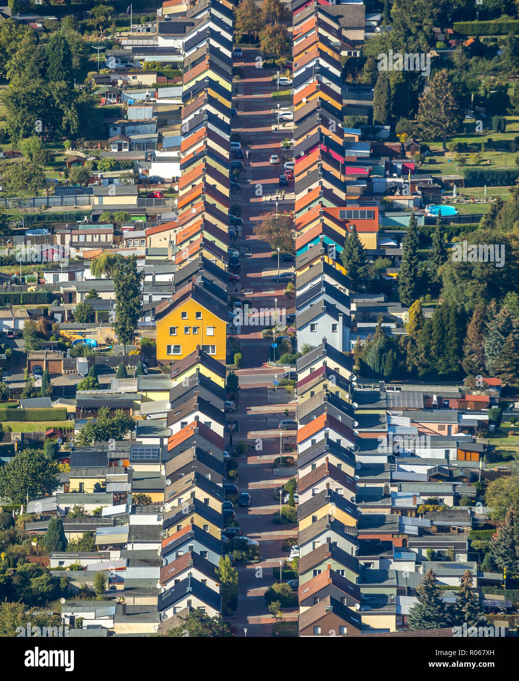Vista aerea, la storica miniera di carbone Friedrichstraße, case a schiera, case identiche e colorati di insediamento, Königsborn, Unna, zona della Ruhr, Renania del Nord Foto Stock