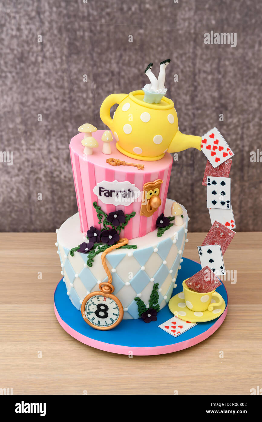 Novità colorate torta a più livelli con una teiera Foto Stock