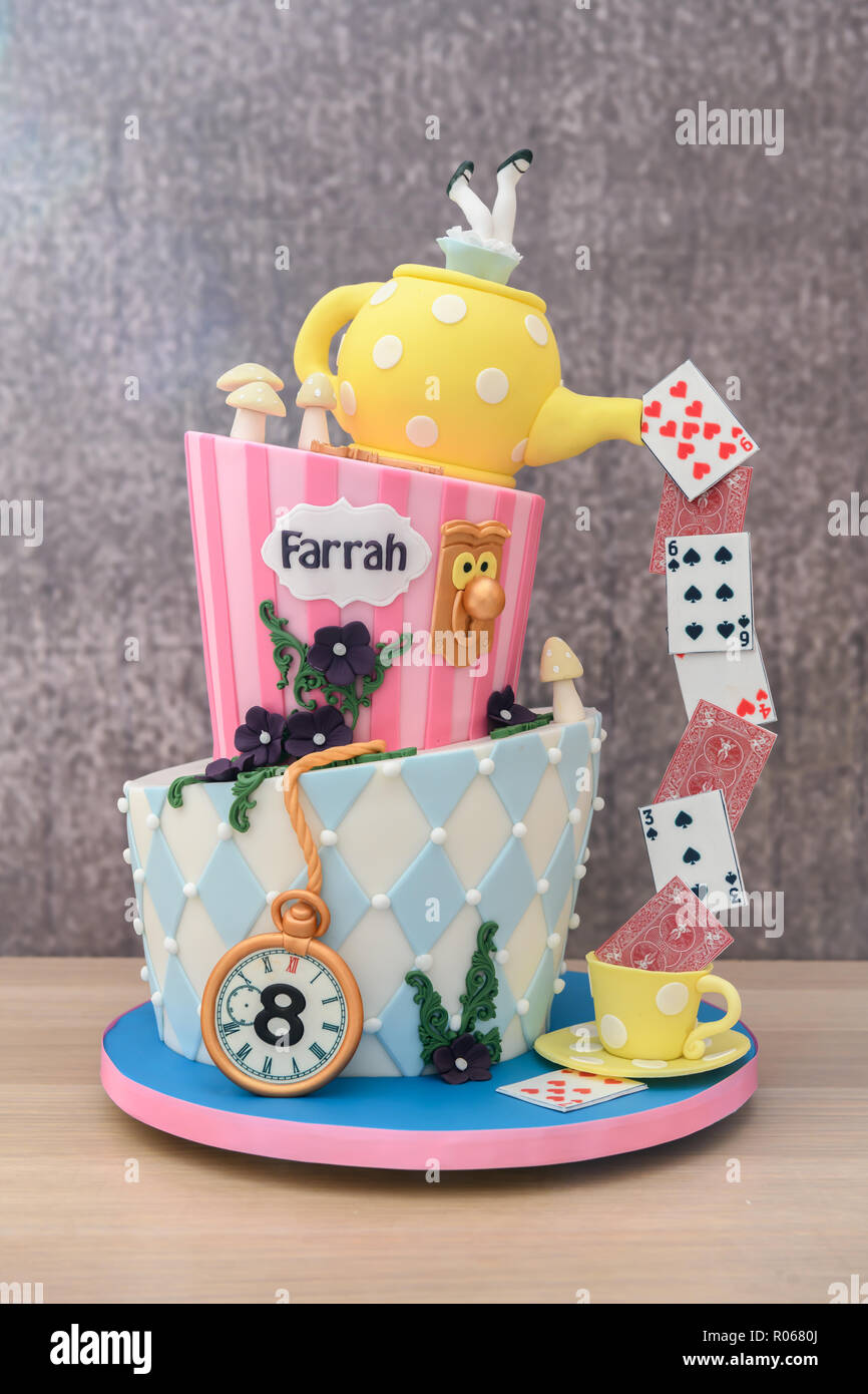 Novità colorate torta a più livelli con una teiera Foto Stock