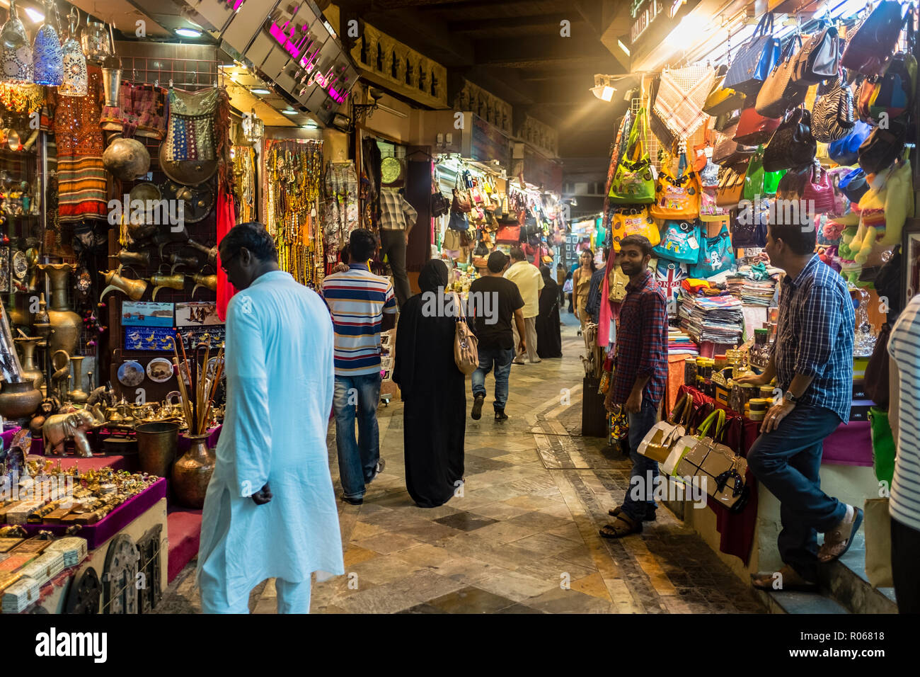 Gli amanti dello shopping al souk Muttrah alla Corniche, Muscat Oman. Questo storico souk è anche noto come Souk Al Dhalam Foto Stock