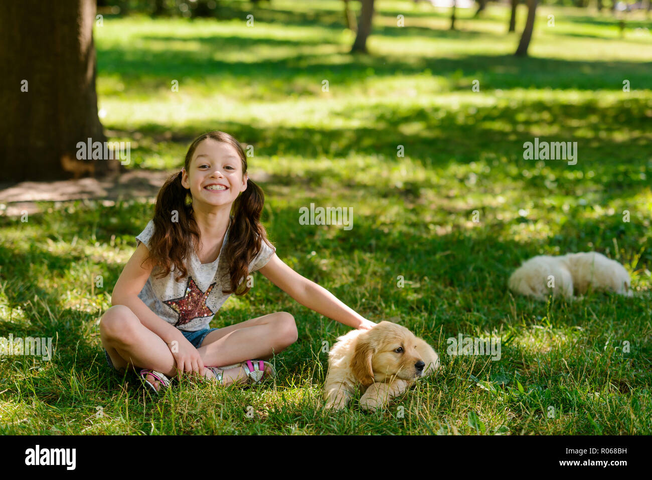 Bambina con il suo cucciolo Foto Stock