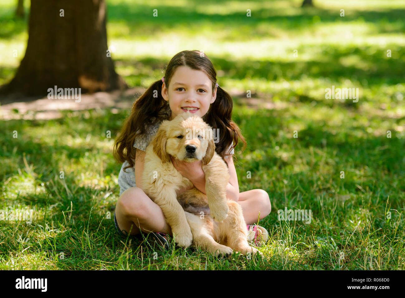 Carina ragazza con il suo animale domestico Foto Stock