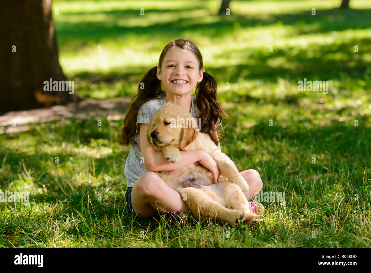 Sorridente ragazza con un cane Foto Stock