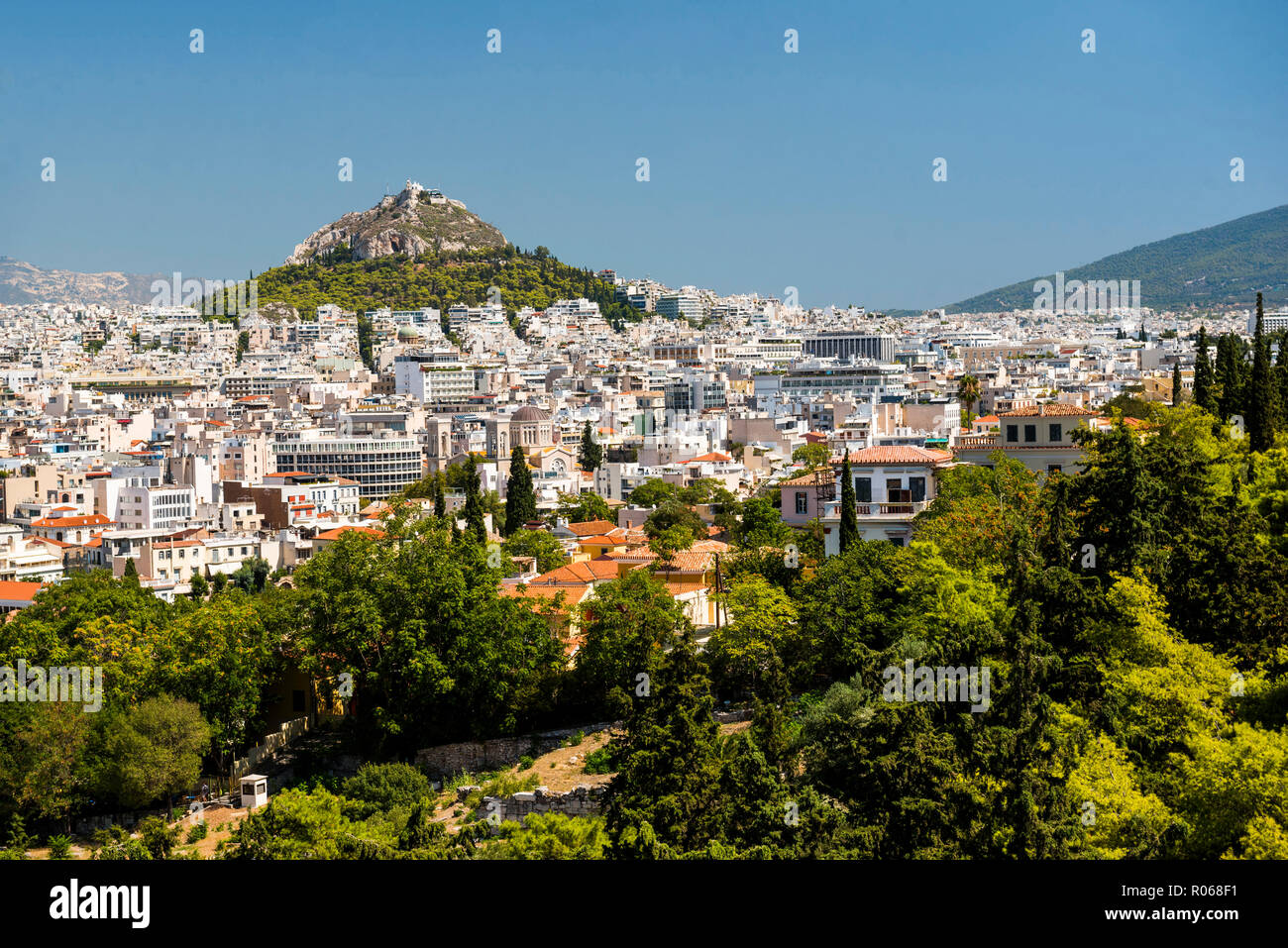 Vista di Atene e Likavitos collina sopra i tetti del quartiere Plaka dall'Acropoli di Atene, Attica, regione, Grecia, Europa Foto Stock