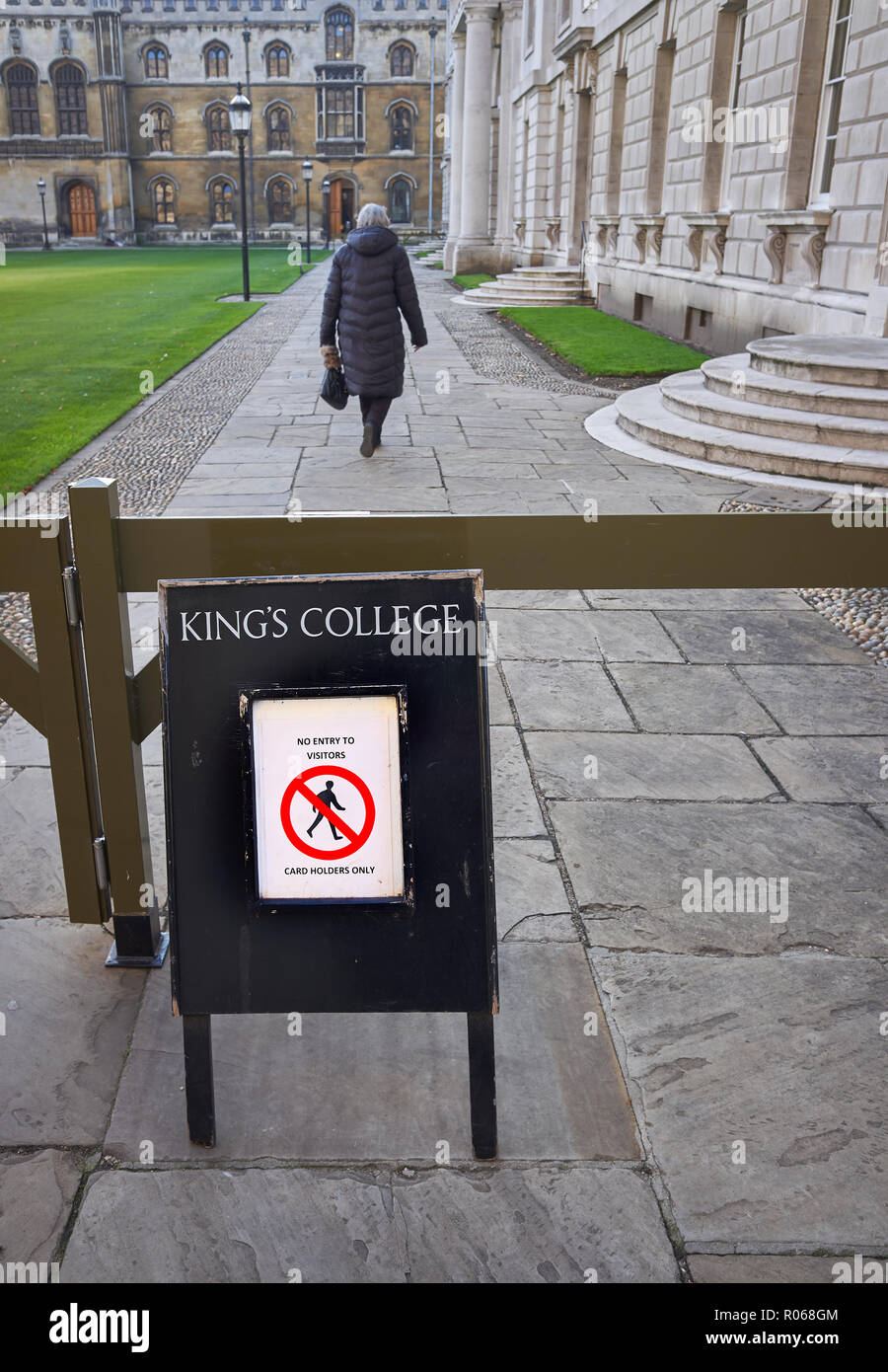 Il percorso a fianco della Corte anteriore, riservati ai titolari di carta solo, King's College, Università di Cambridge, Inghilterra. Foto Stock