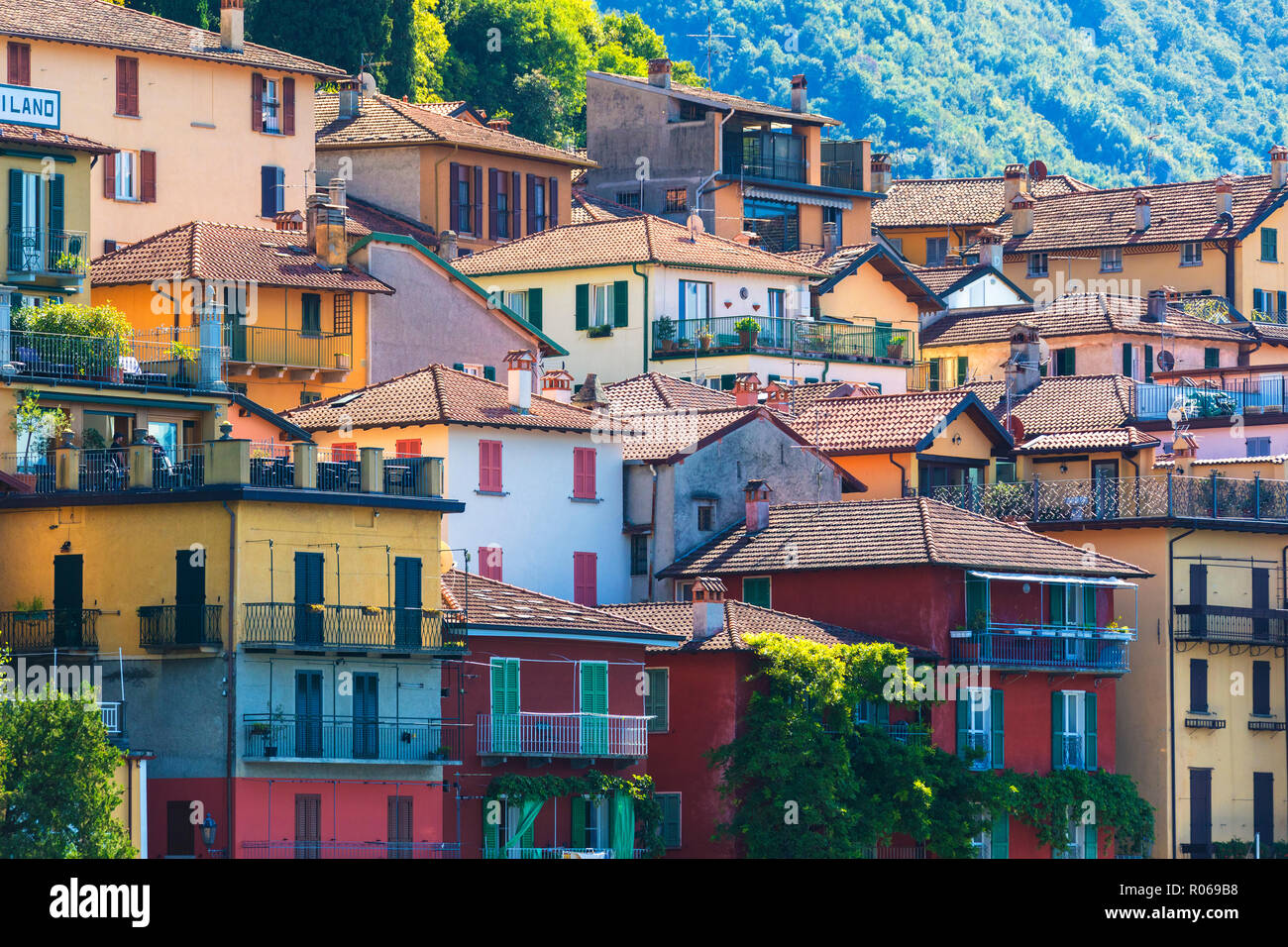 Architettura tipica delle case colorate, Varenna, il lago di Como e provincia di Lecco, Lombardia, laghi italiani, l'Italia, Europa Foto Stock