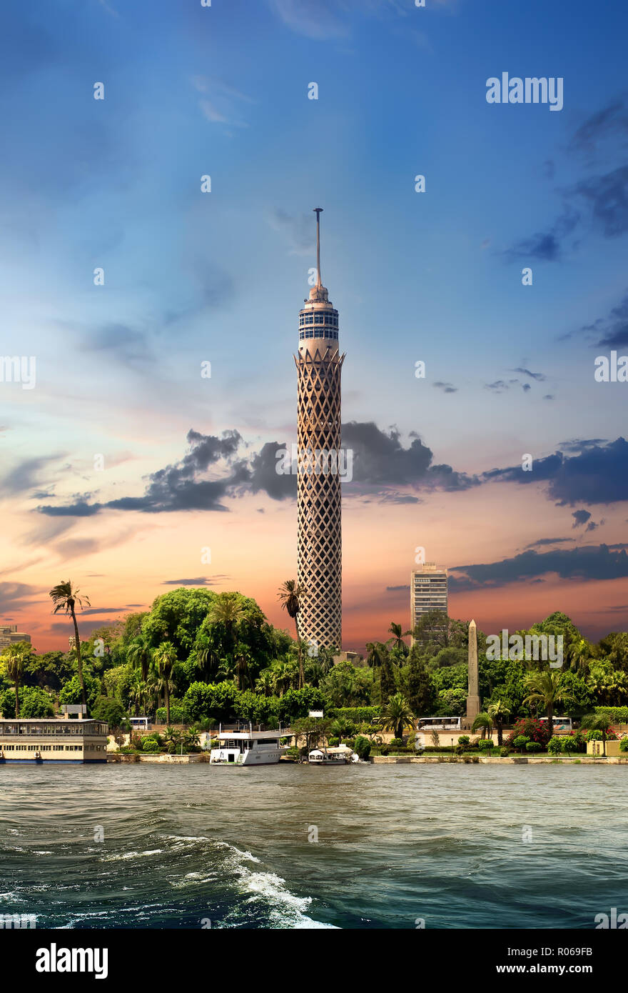 Altezza della torre della TV a Il Cairo vicino al Nilo Foto Stock