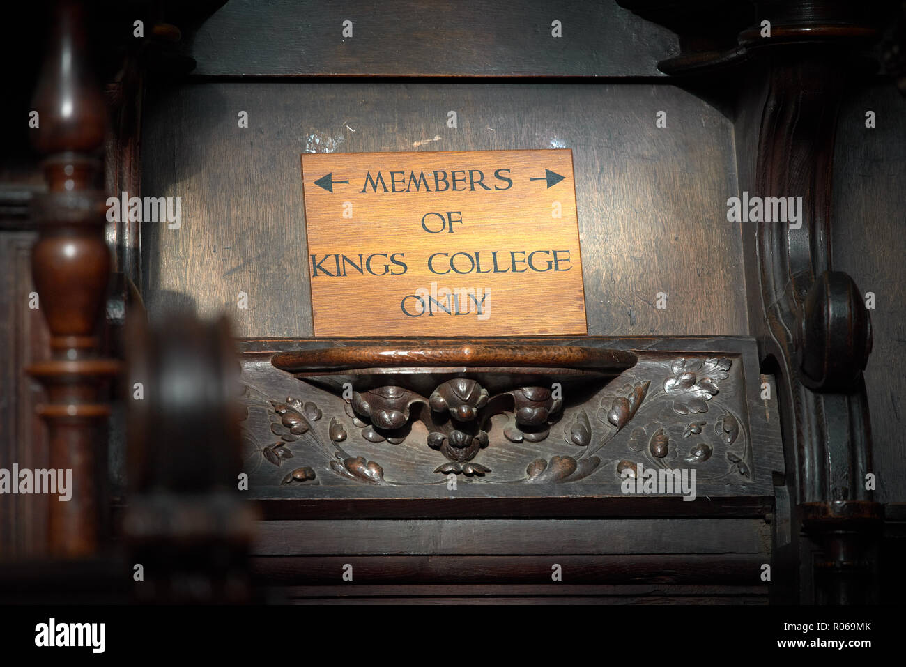 Avviso sul lato inferiore di un sedile a panchina nel coro del tudor cappella medievale di King's College, Università di Cambridge, Inghilterra. Foto Stock