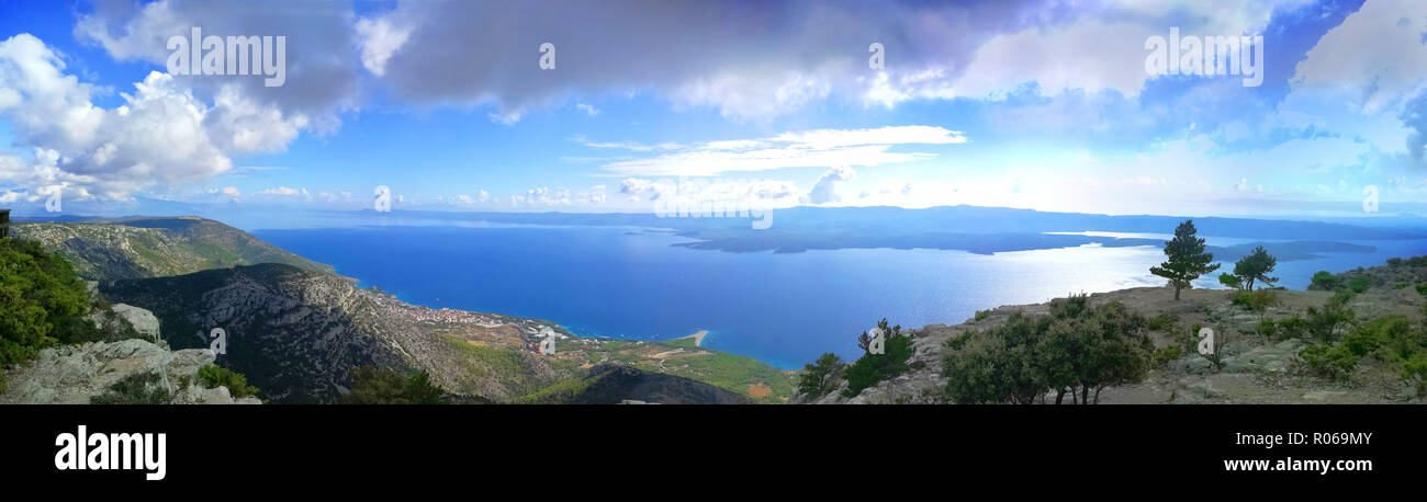 Un twisted panorama di un luogo meraviglioso in Croazia. Una vista del litorale sull isola di Brac. Foto Stock