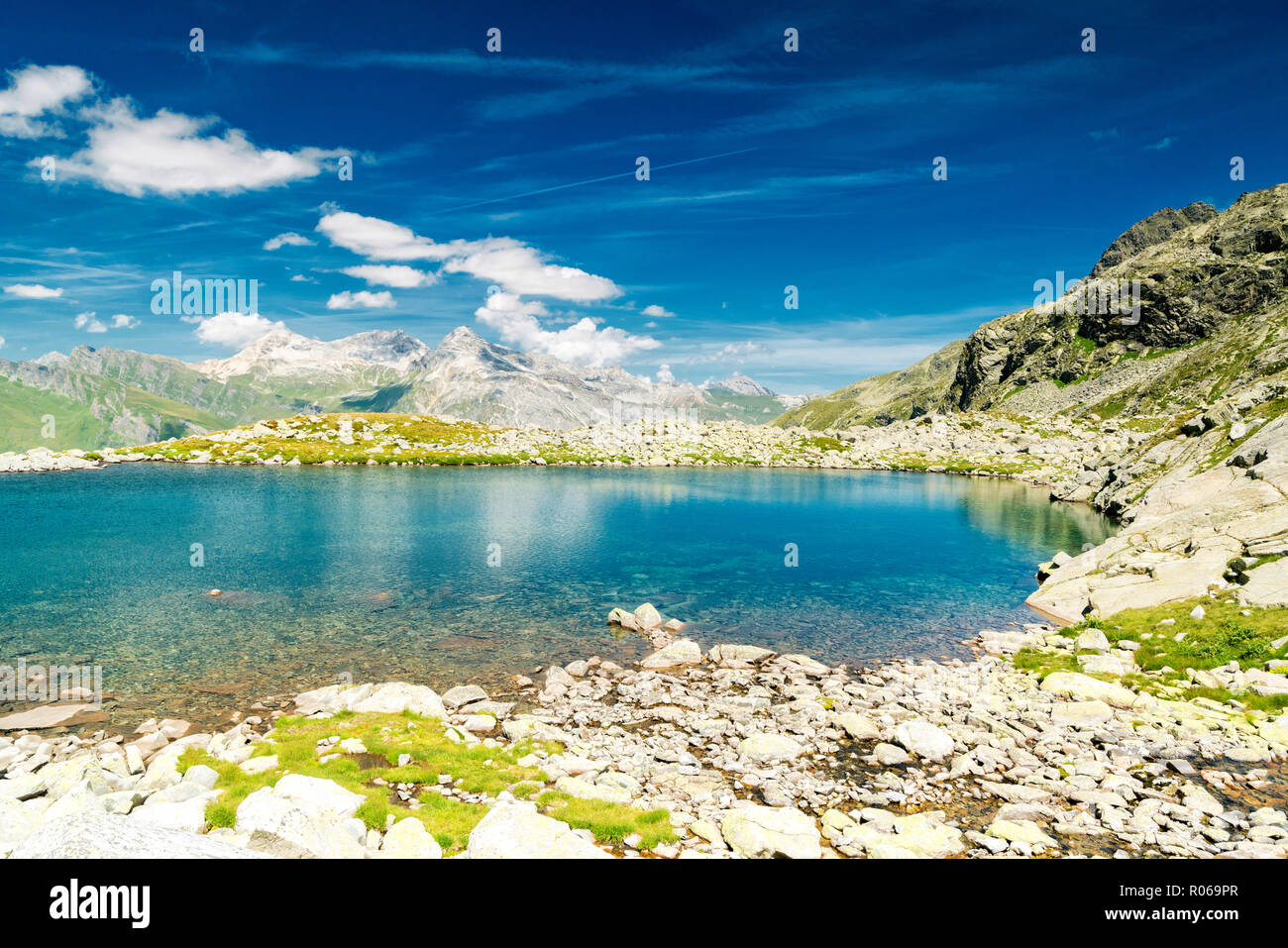 Turchesi acque cristalline del lago Bergsee, Passo dello Spluga, Canton Grigioni, Svizzera, Europa Foto Stock