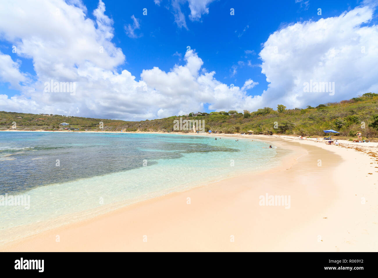 Spiaggia di sabbia bianca, Half Moon Bay, Antigua e Barbuda, Isole Sottovento, West Indies, dei Caraibi e America centrale Foto Stock