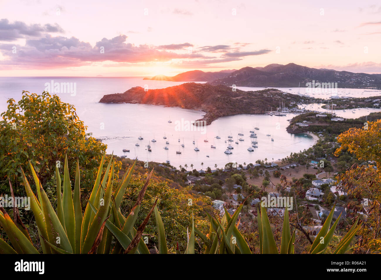 Panoramica del porto di inglese da Shirley Heights al tramonto, Antigua Antigua e Barbuda, Isole Sottovento, West Indies, dei Caraibi e America centrale Foto Stock