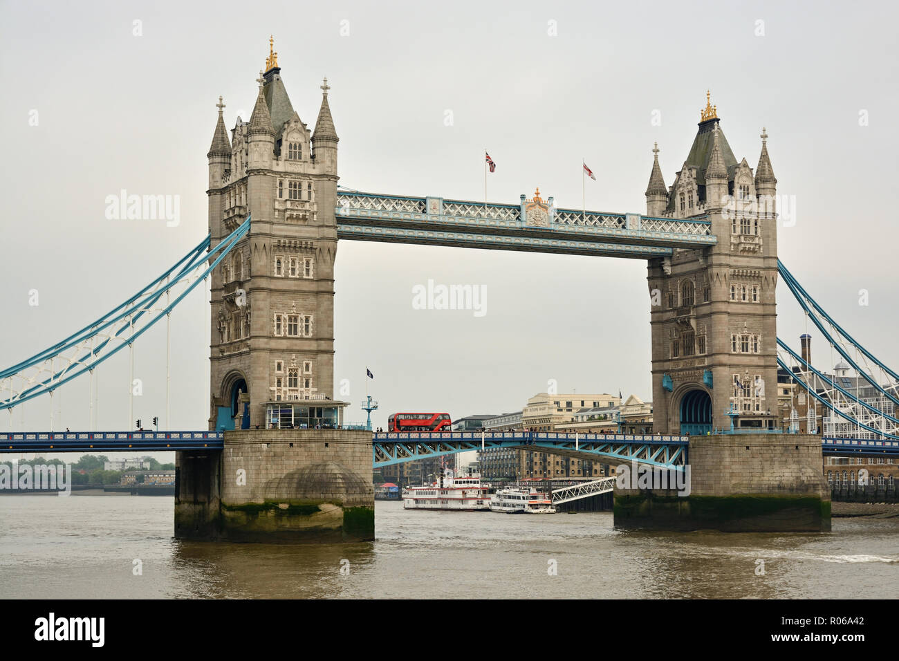 Il Tower Bridge con red doubledecker bus in Londra Foto Stock