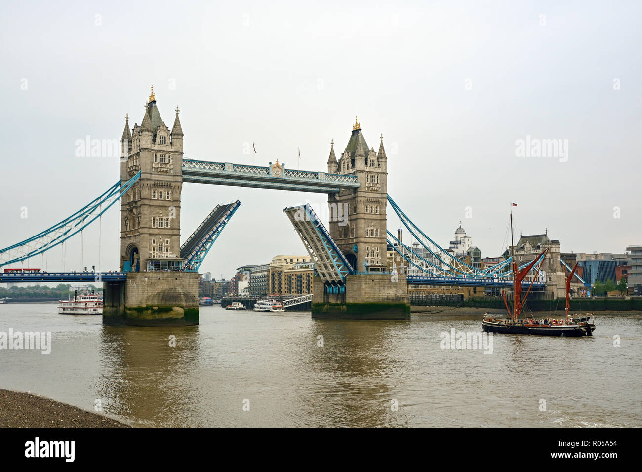 Nave a vela aperta verso il Tower Bridge di Londra Foto Stock