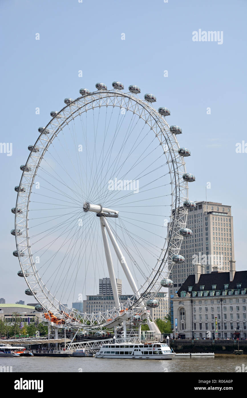 Il London Eye è uno fhe più popolari attrazioni di Londra Foto Stock