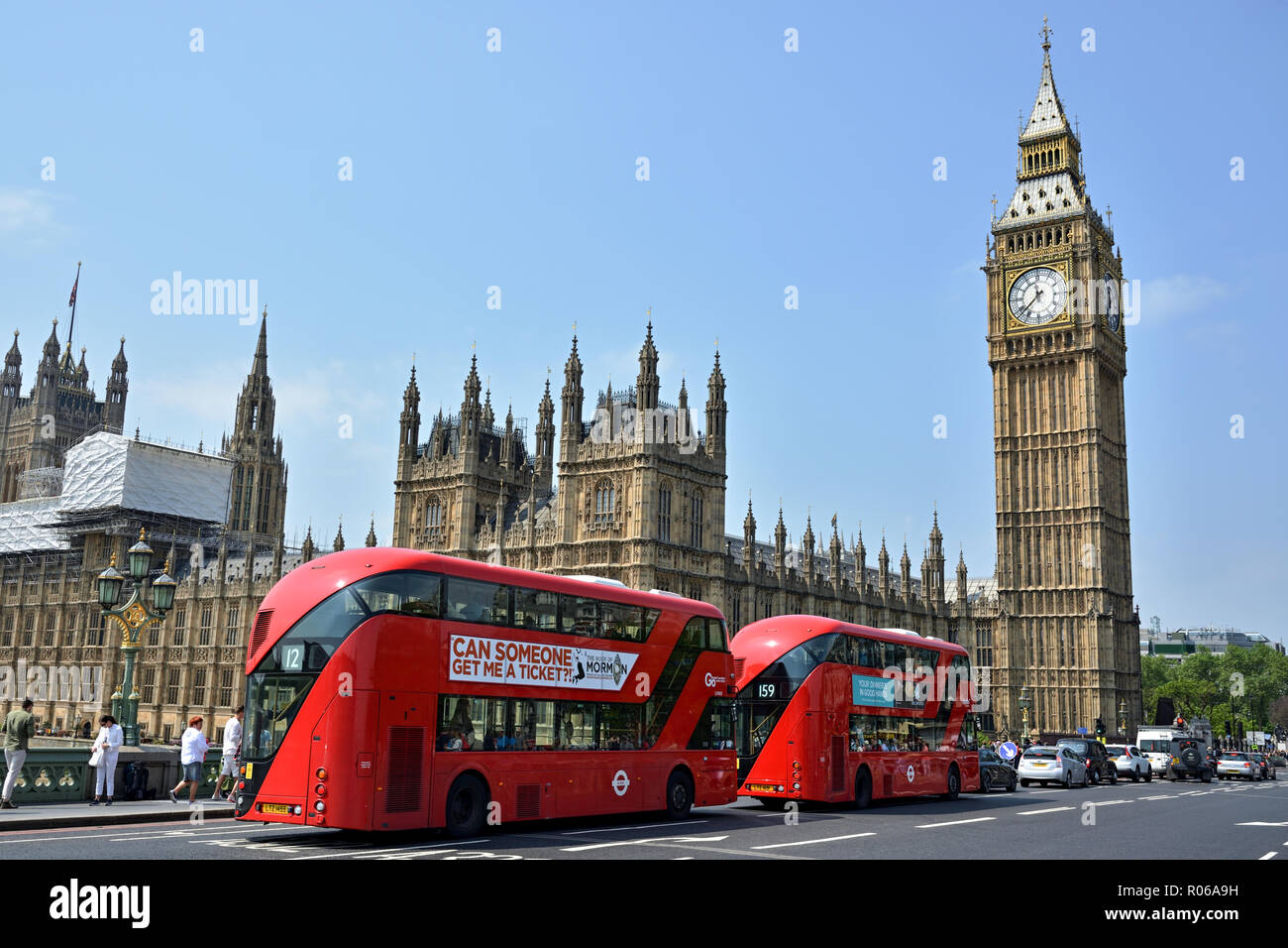 LONDON, Regno Unito - Giugno 2016 - Due doubledeckers nella parte anteriore del case del Parlamento a Londra Foto Stock