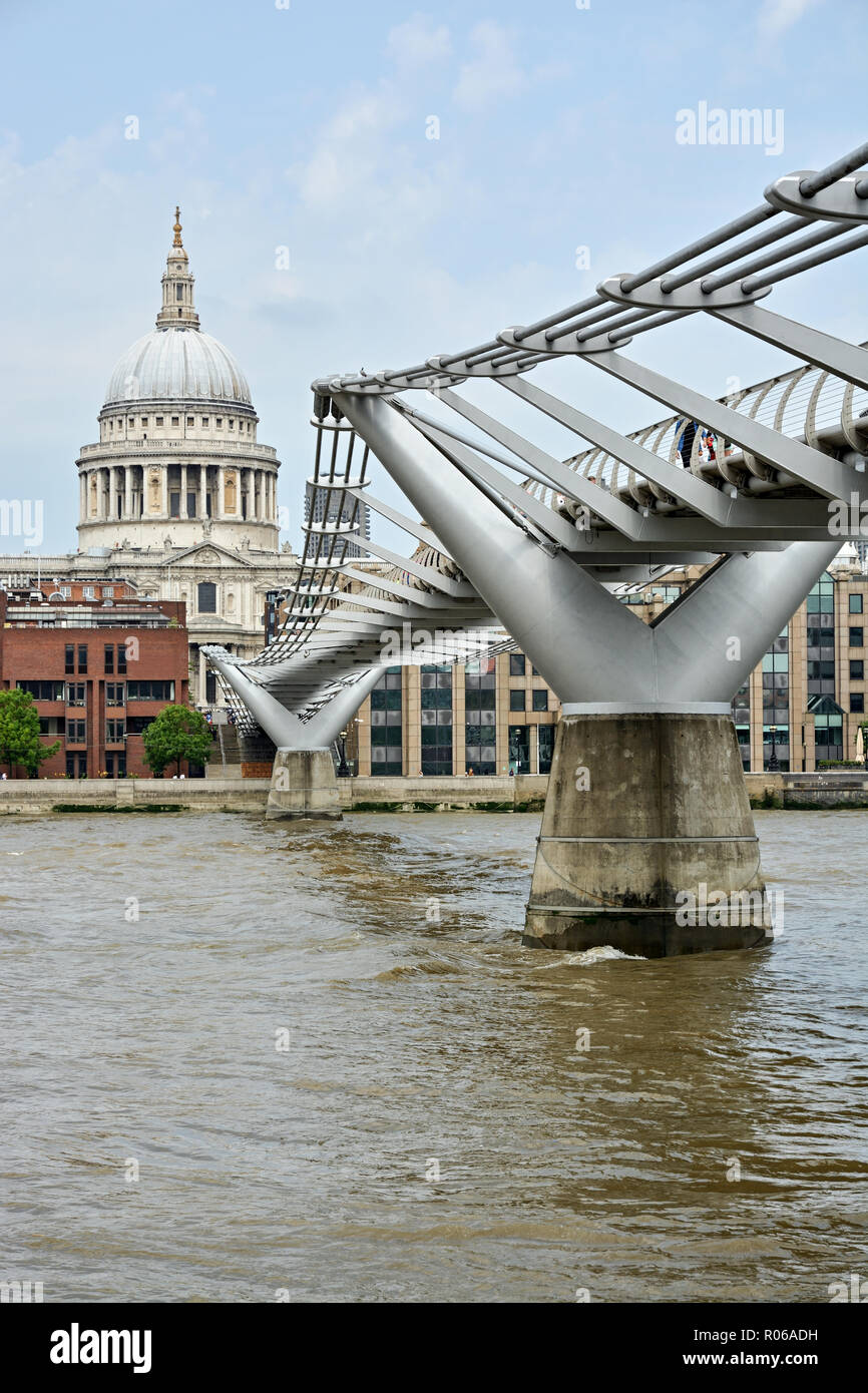 Millennium Bridge e la Cattedrale di San Paolo a Londra Foto Stock