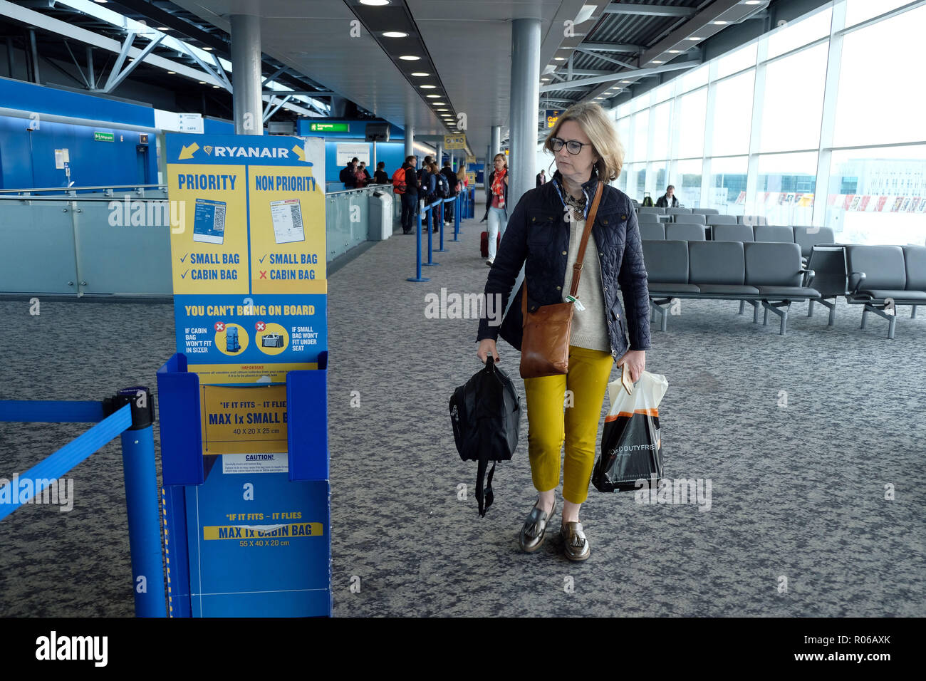 Pic mostra: Nuova borsa piccola taglia ammessi sui piani di Ryanair per  libero. Controllo sizer a tutti i cancelli per arrestare i passeggeri  vedere qui all'Aeroporto di Stansted. P Foto stock -
