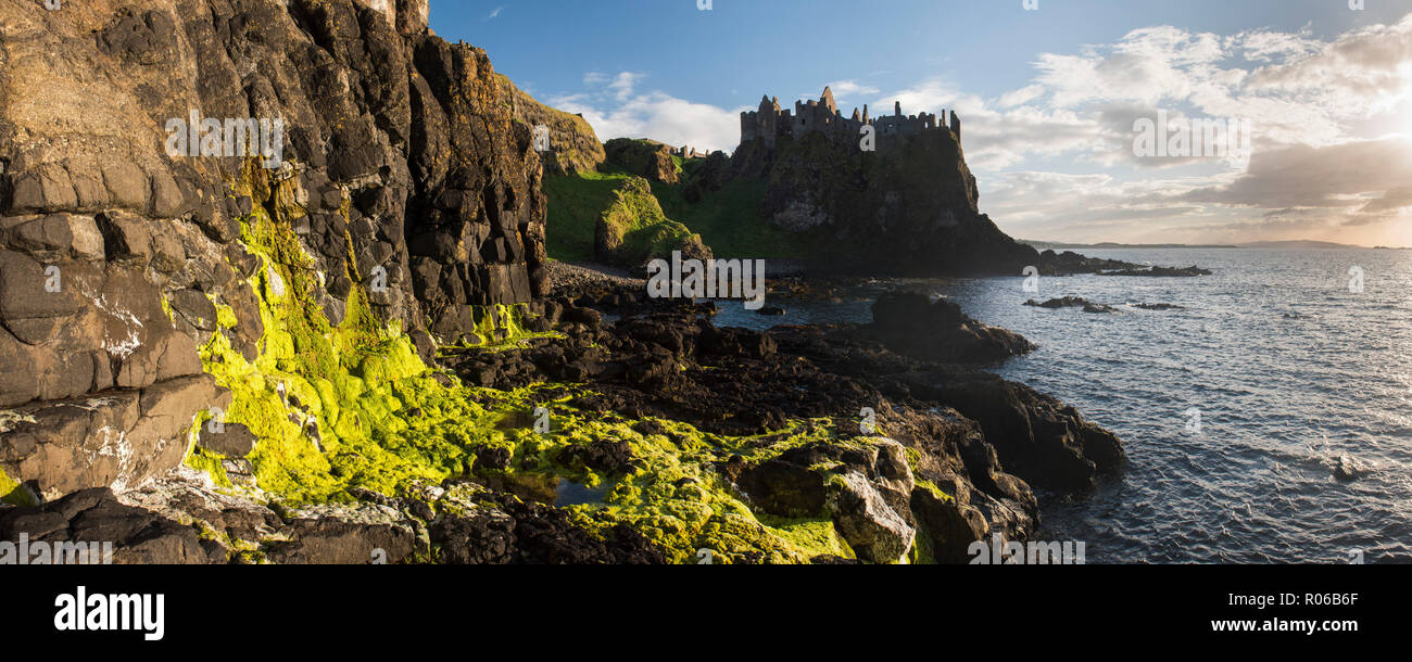 Dunluce Castle, nella contea di Antrim, Ulster (Irlanda del Nord, Regno Unito, Europa Foto Stock
