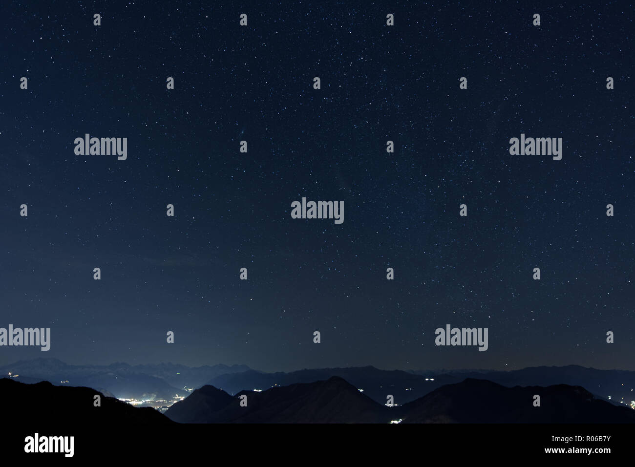 Una lunga esposizione con stelle sulla cima della montagna Foto Stock