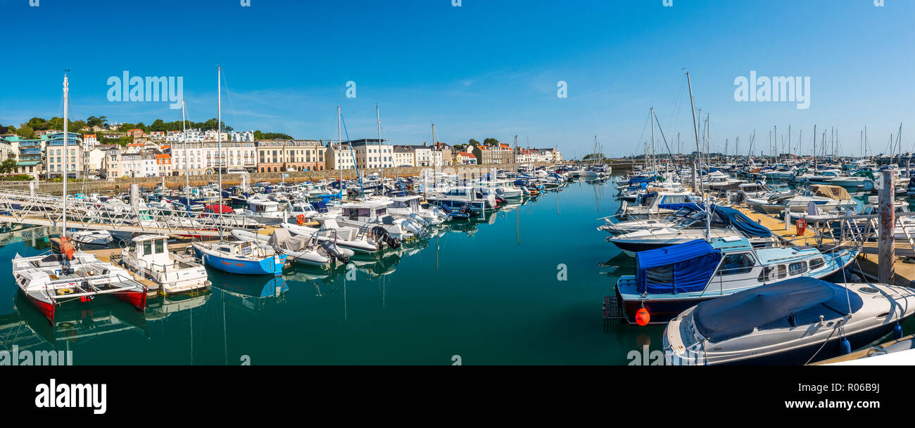 Barche in St Peter Port Harbour, Guernsey, Isole del Canale, Regno Unito, Europa Foto Stock