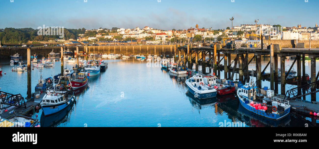 Barche in St Peter Port Harbour di sunrise, Guernsey, Isole del Canale, Regno Unito, Europa Foto Stock