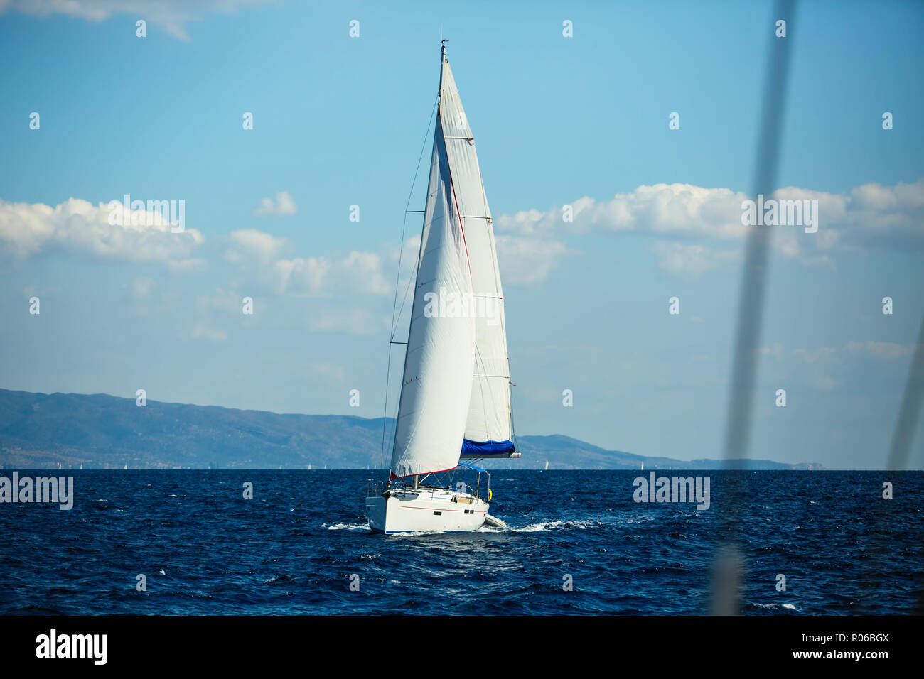 Yacht a vela barca scivola sul mare. Foto Stock