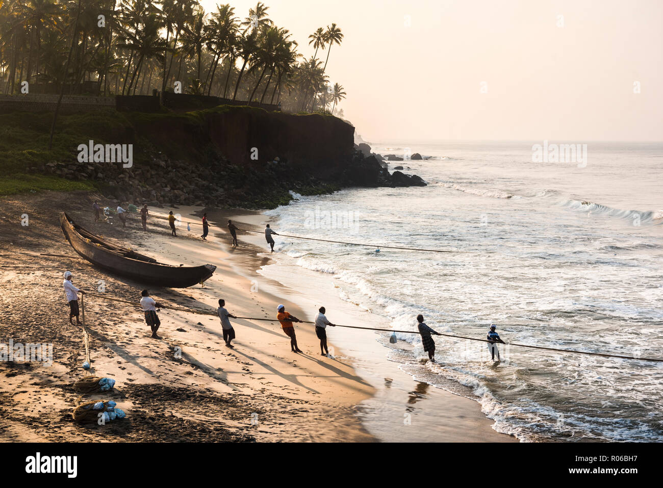 I pescatori a Kappil Beach, Varkala Kerala, India, Asia Foto Stock