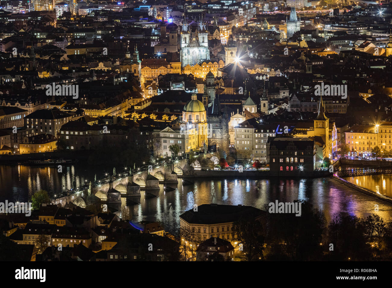 Vista notturna del Ponte Carlo, Novotny Lavka, il fiume Vltava, Tempio della Madre di Dio davanti al Tyn. Vista aerea di una vecchia città con la torre di Praga, Praga Foto Stock