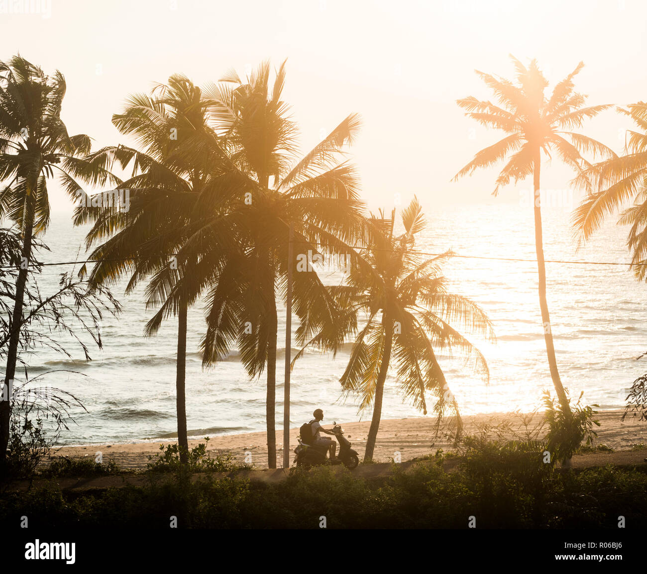 Tourist su un ciclomotore al tramonto, Varkala Kerala, India, Asia Foto Stock