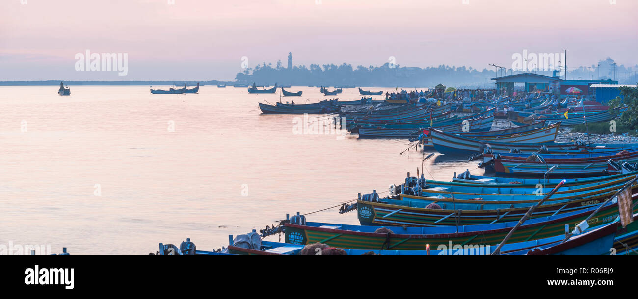 Porto di pesca vicino a Varkala Kerala, India, Asia Foto Stock