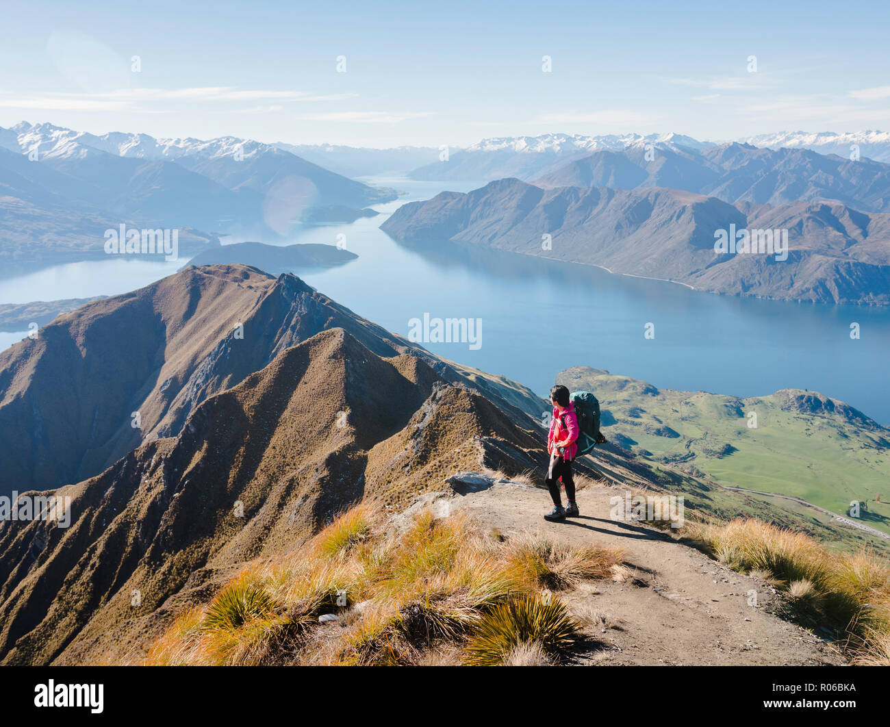 Donna escursionista godendo la vista dal picco Roys sentiero vicino a Wanaka, Otago, South Island, in Nuova Zelanda, Pacific Foto Stock