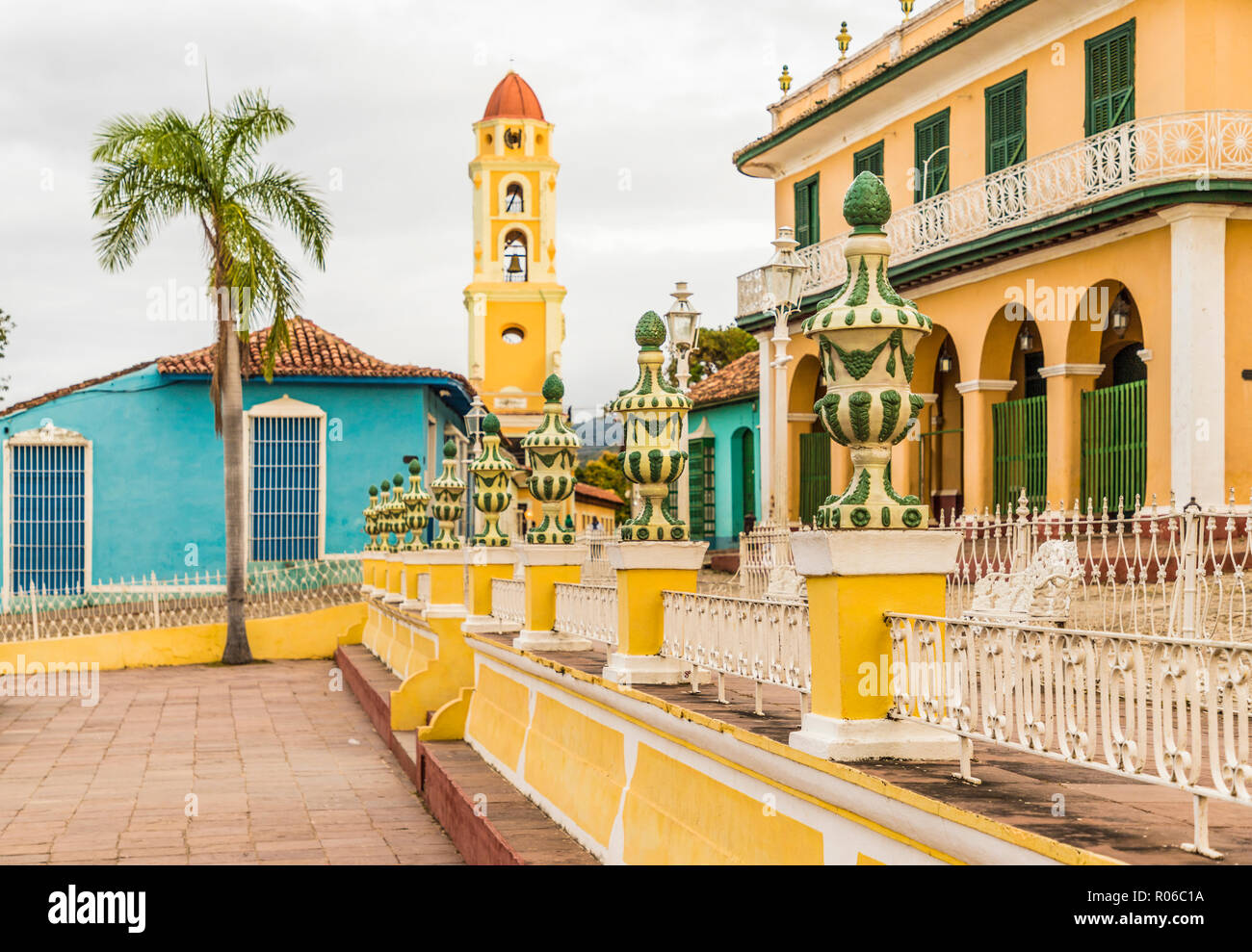 Una vista da Plaza Major verso il campanile del convento di San Francisco, Trinidad, Sito Patrimonio Mondiale dell'UNESCO, Cuba, West Indies, dei Caraibi Foto Stock