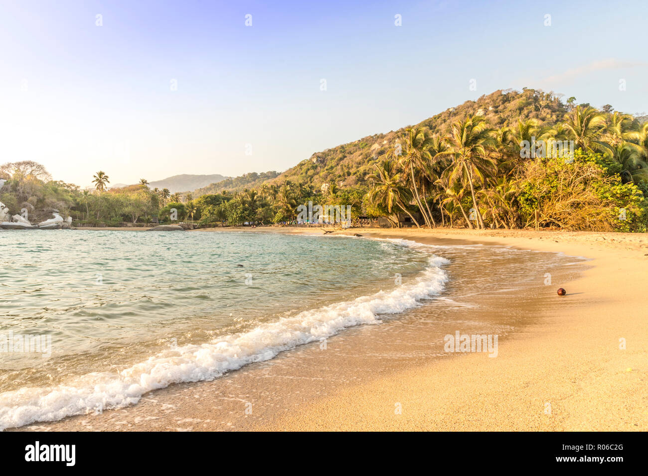 Una vista della spiaggia e del mar dei Caraibi nel Parco Nazionale Tayrona, Colombia, Sud America Foto Stock