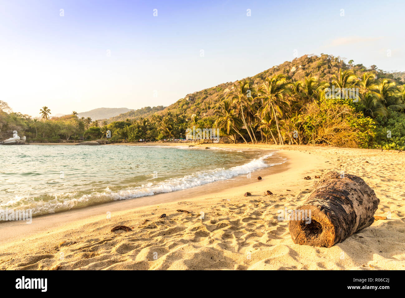 Una vista della spiaggia e del mar dei Caraibi nel Parco Nazionale Tayrona, Colombia, Sud America Foto Stock