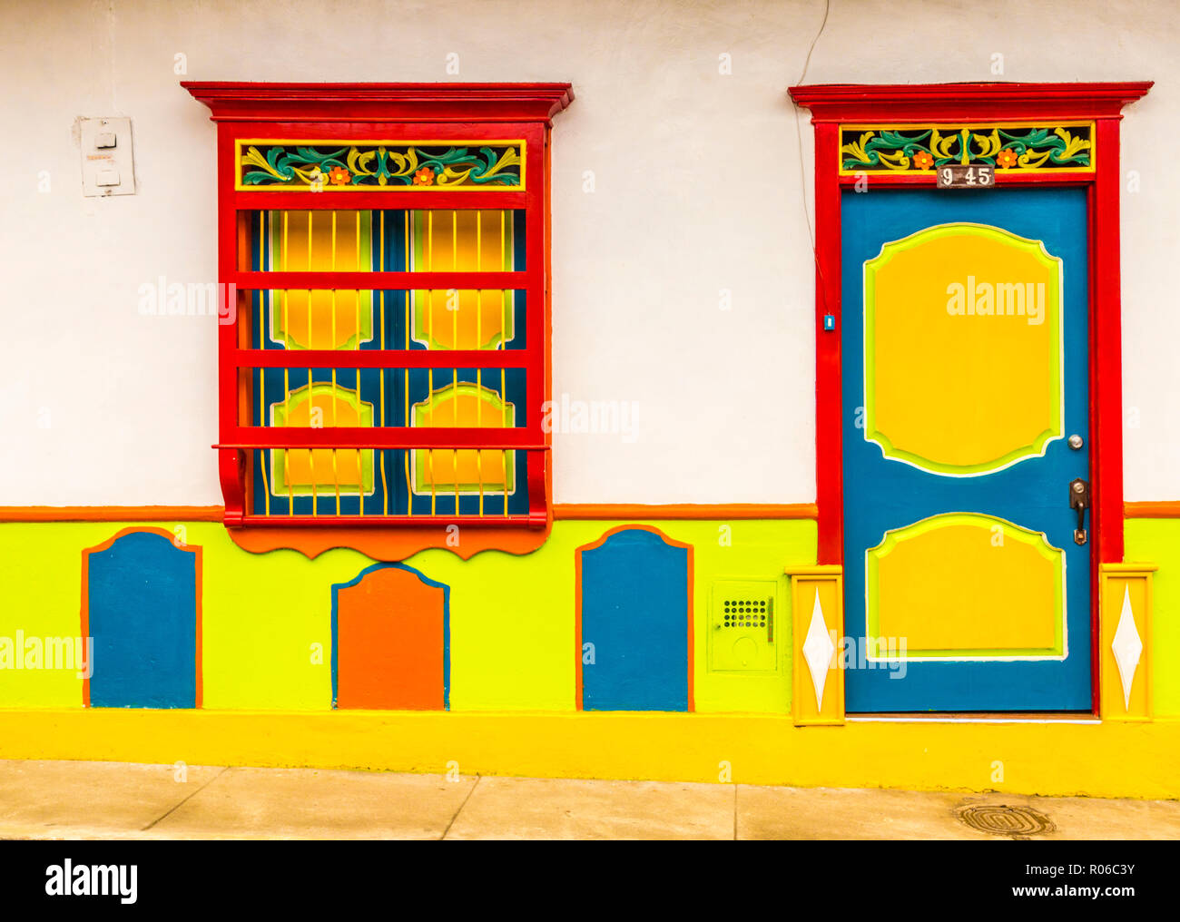 Una vista tipica di un coloratissimo preservato edificio coloniale, Jardin, Colombia, Sud America Foto Stock