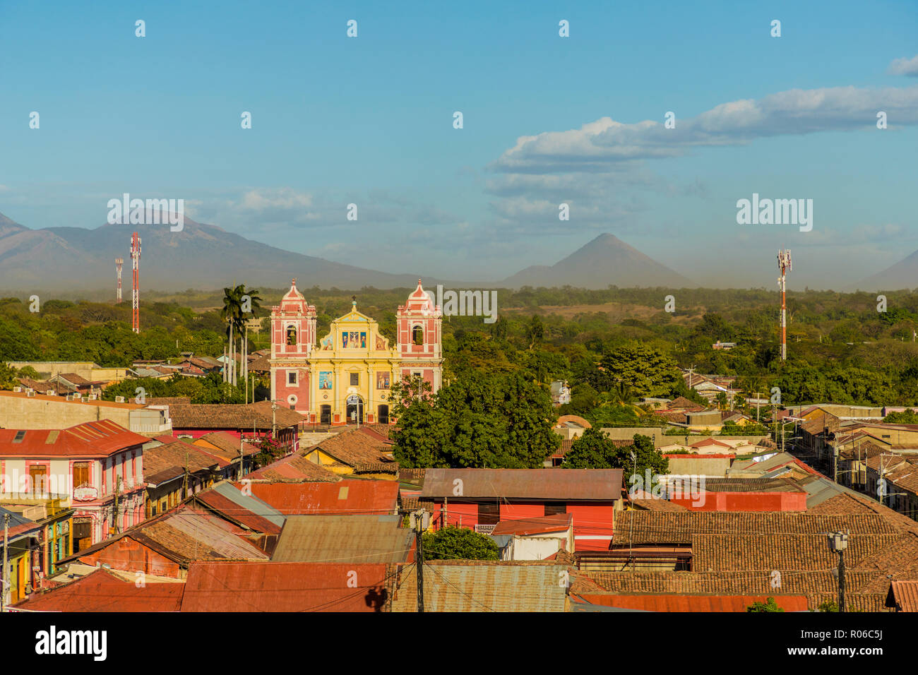 Una vista sopra i tetti in terracotta, della coloratissima Chiesa di El Calvario, Leon, Nicaragua america centrale Foto Stock