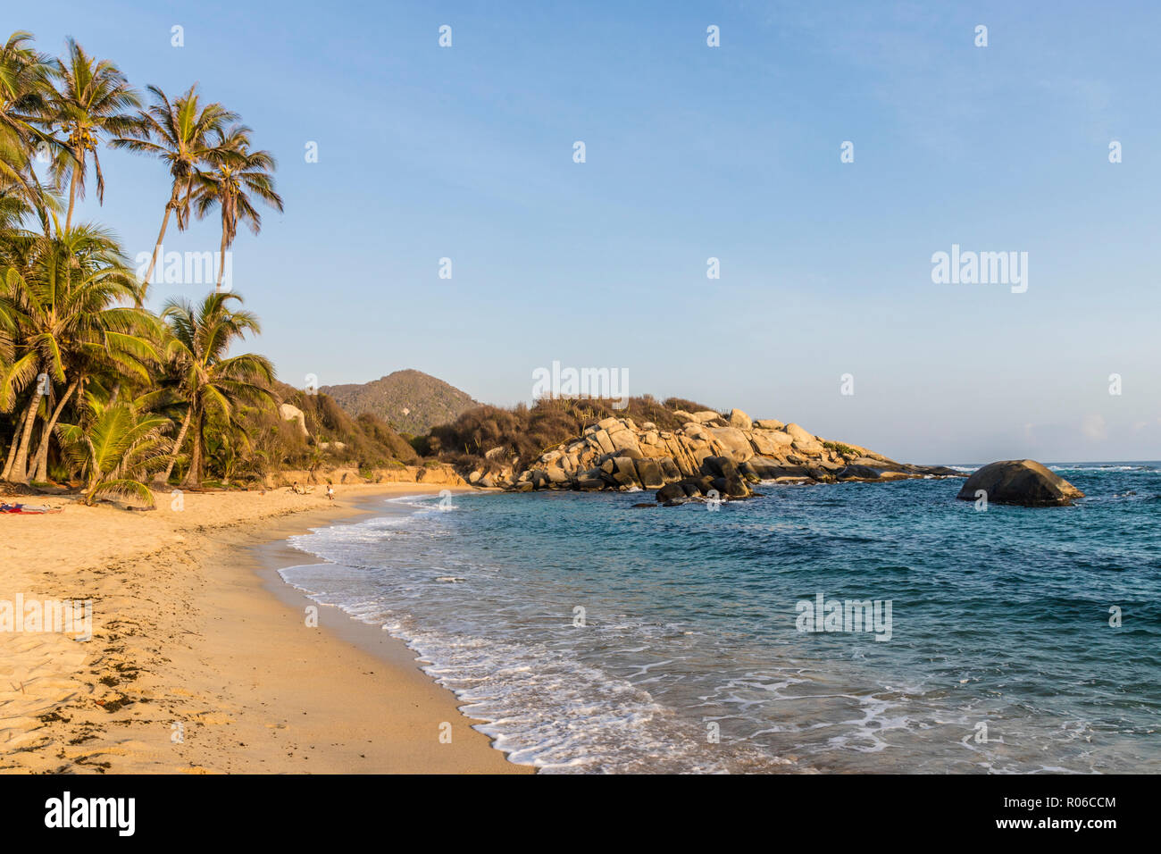 Una vista della spiaggia e del mar dei Caraibi nel Parco Nazionale Tayrona, Colombia, Sud America Foto Stock