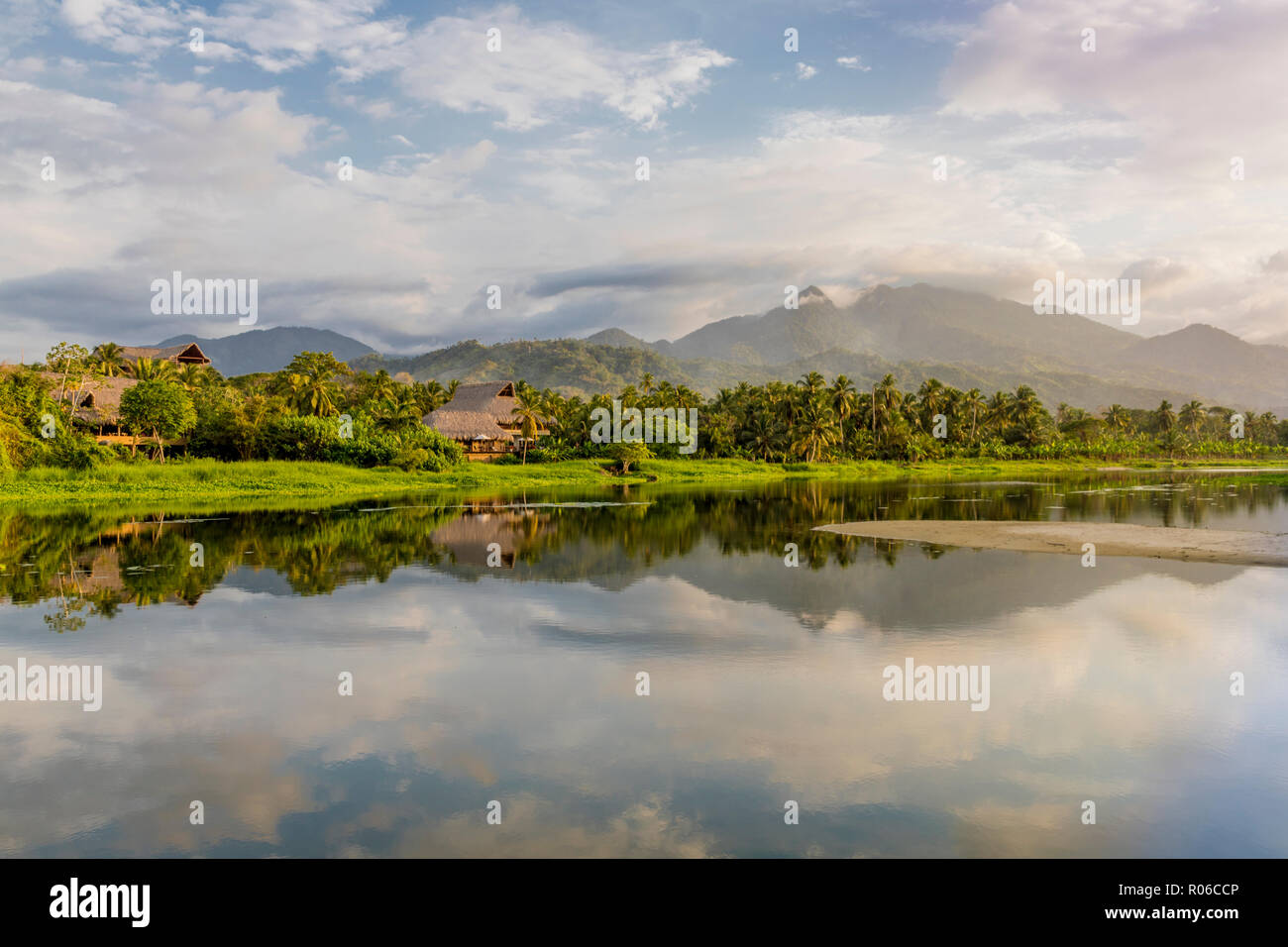 Una vista da Los Naranjos (Los Angeles) spiaggia verso il fiume Piedras in Santa Marta, Colombia, Sud America Foto Stock