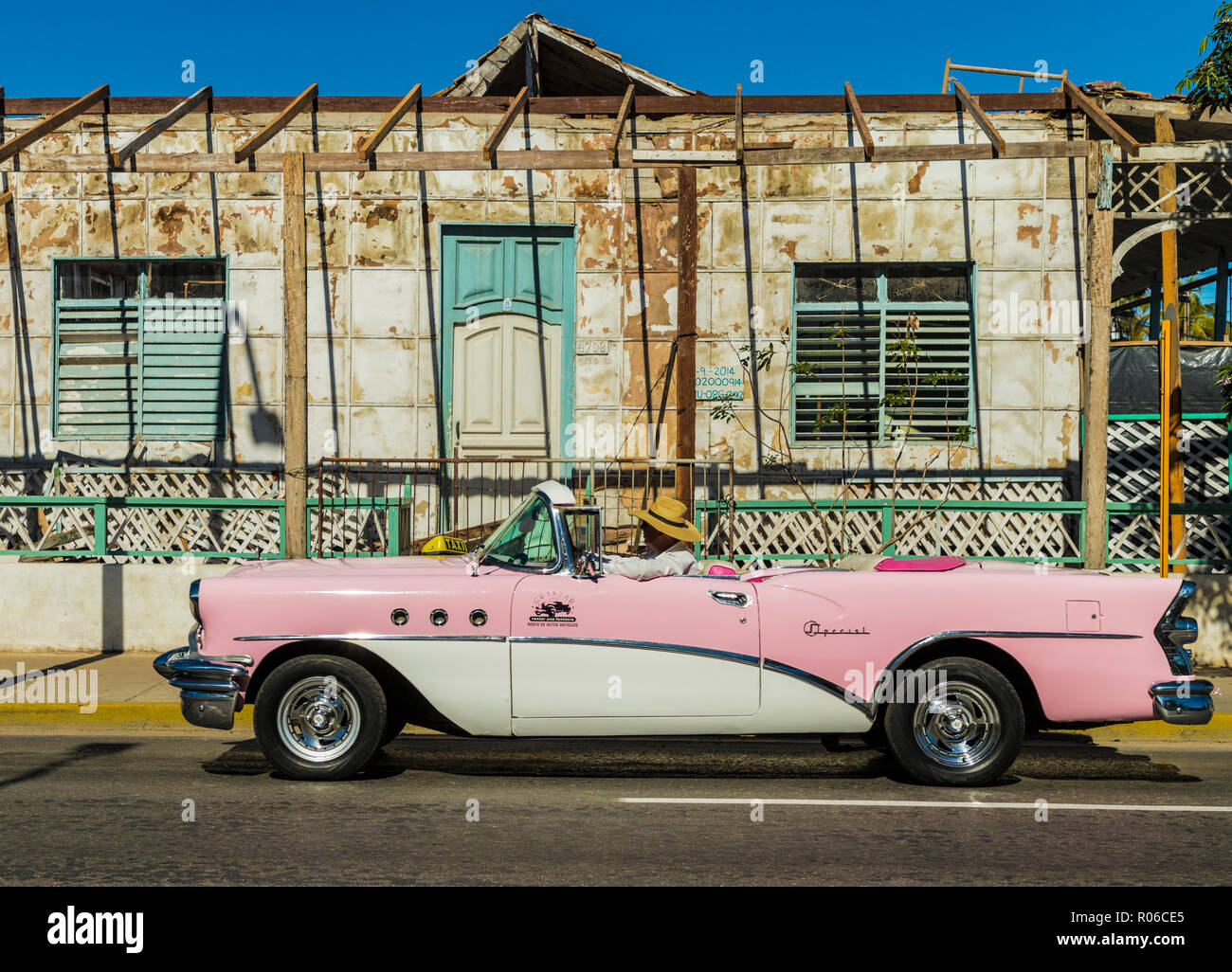 Un classico American car guida passato un vecchio edificio a Varadero, Cuba, West Indies, dei Caraibi e America centrale Foto Stock