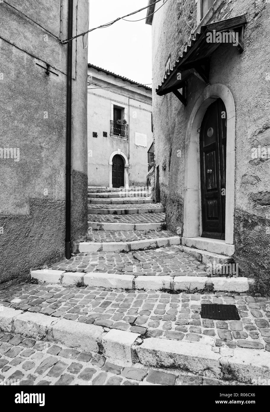 Opi, Italia - Il piccolo e suggestivo paese di pietra su una collina nel cuore del Parco Nazionale d'Abruzzo, Lazio e Molise. Qui il centro storico. Foto Stock