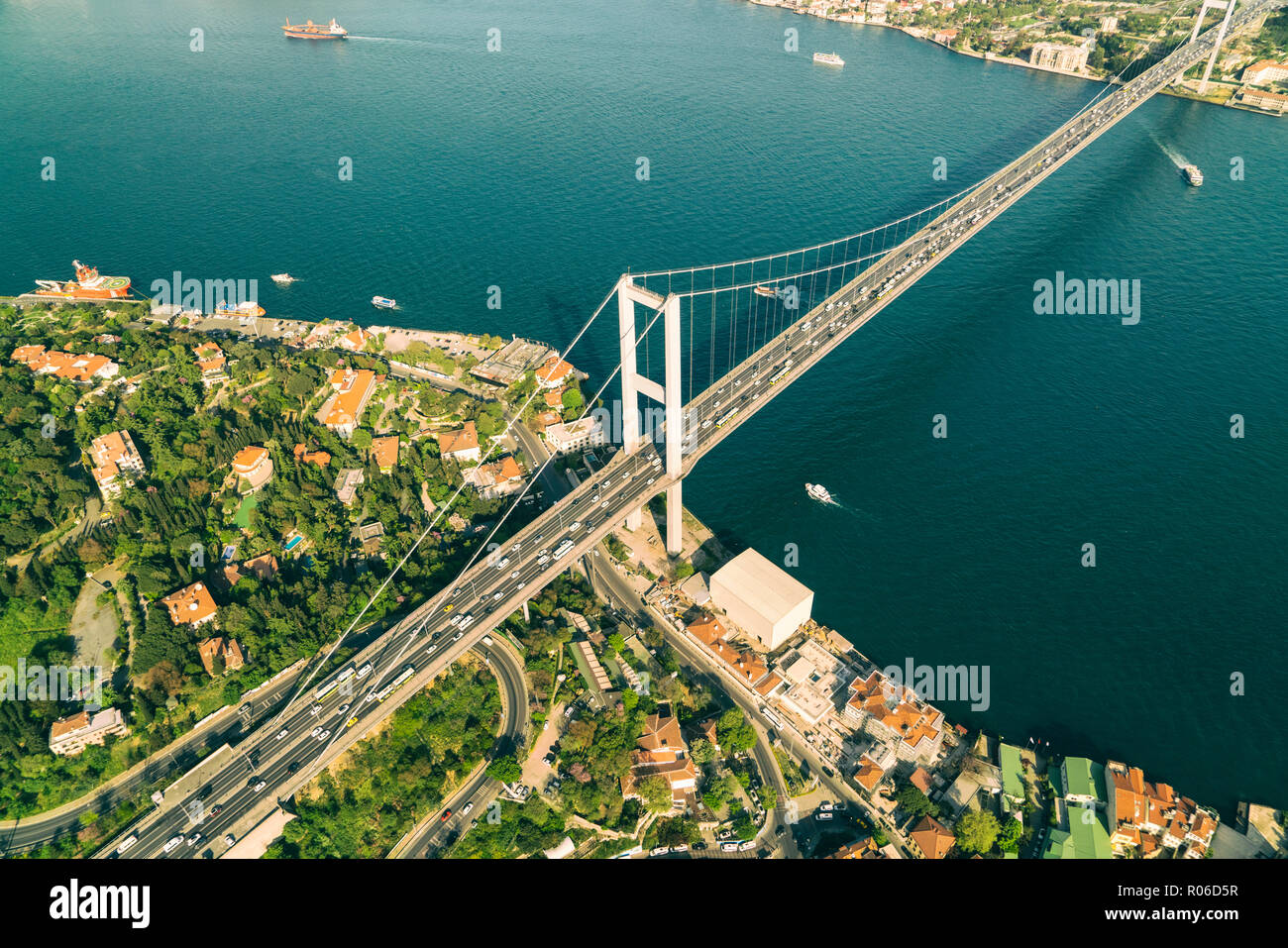 Vista aerea del Ponte sul Bosforo in Besektas, Istanbul, Turchia, Europa Foto Stock