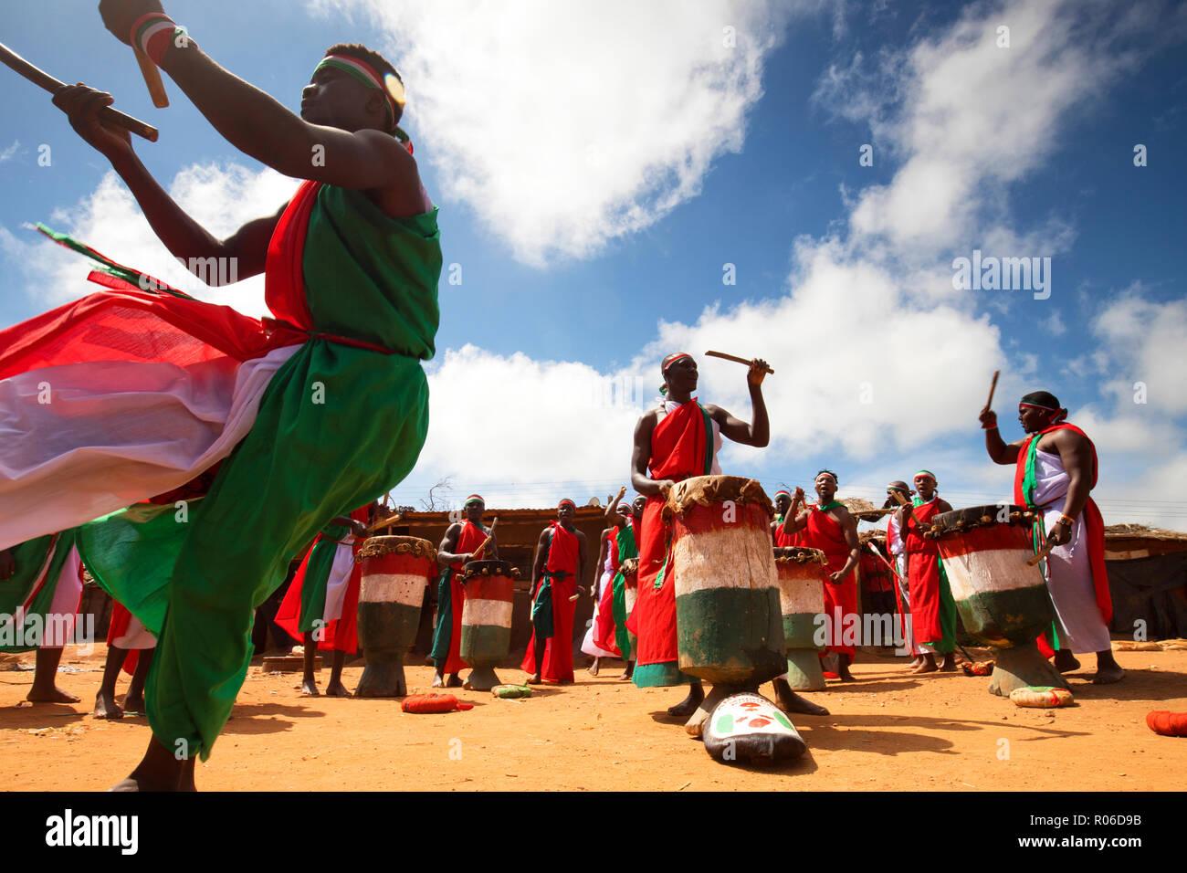 Tradizionale danza burundesi con tamburi tipici, Burundi, Africa Foto Stock