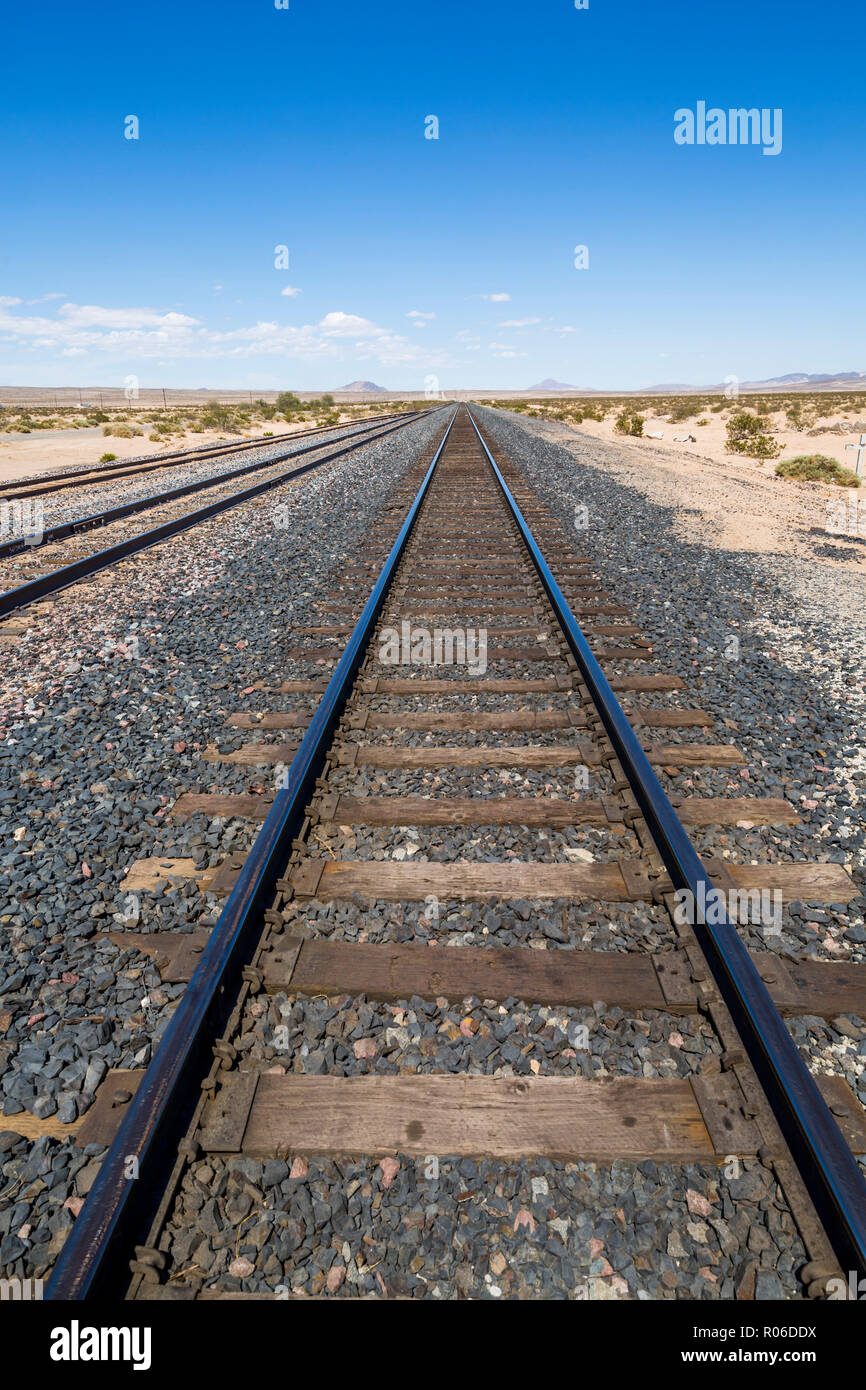 Vista della linea ferroviaria vicino all'Autostrada 15 in California, Stati Uniti d'America, America del Nord Foto Stock