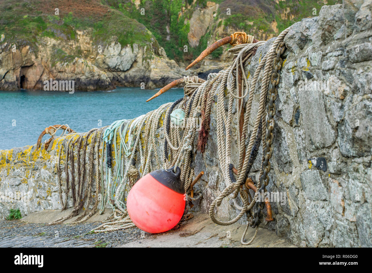 Attrezzi di pesca l'asciugatura a santi, Porto di Guernsey. Foto Stock