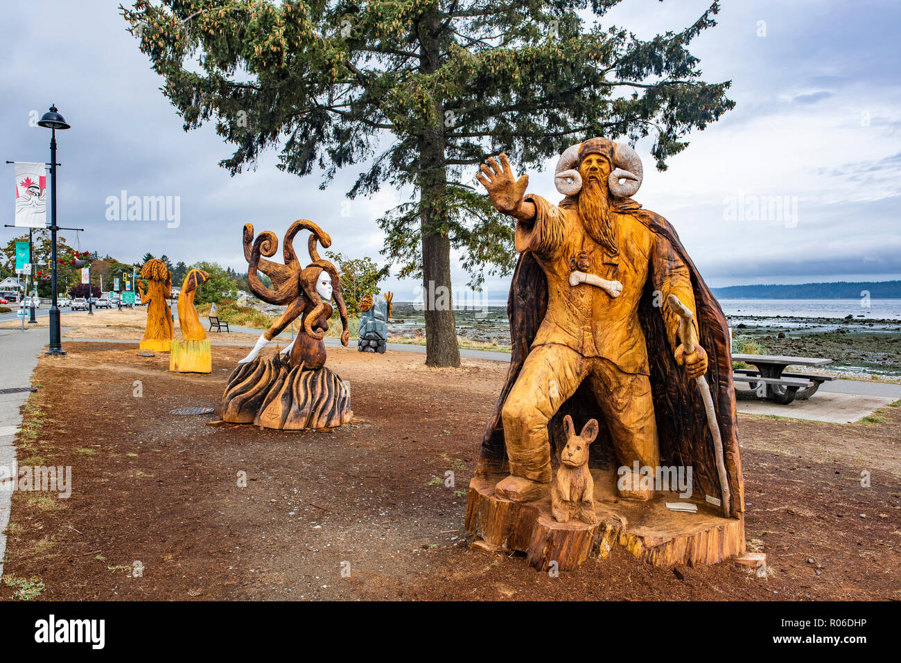 Le trasformazioni su Riva chainsaw carving la concorrenza. Tim il Enchantor intaglio del legno da Michael Penny, Frank James Park, Willow punto, Campbell R Foto Stock